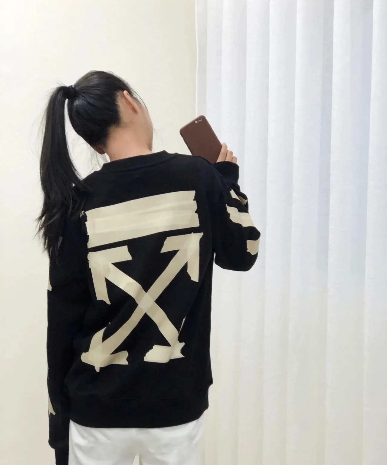 ♻️💯Upper body reference model picture❤️Top tested version OFF WHITE OW hot stamping tape printing male and female couple pure cotton loose same style pullover hooded sweatshirt The printing is done on a Japanese-owned Mimaki printing machine, with no edges or burrs. Inkjet heat transfer is hot-pressed and cold-teared, and the high temperature is 180 degrees. The front piece needs to be pressed twice (the second time requires 180kg of air pressure). The transparent fabric is anti-scratch and ironing, and the printing is fog-free. The semi-transparent tape in the front circle can reveal the part of the printing underneath. The golden printing color of the tape is not The flat color and tape printing overlap have different color depths. The wash label is also customized according to the original font. The accessories still use the full line of correct accessories. The rectangular woven collar label design is cancelled. The previous three-dimensional silicone feel font is changed to a fully woven collar label. Fluorescent fonts can be seen on the collar label. The five-link silicone hangtag, three-link washable label and zebra crossing packaging line are still the same. 480g pure cotton terry fabric, a major launch with full drape. A full set of customized accessories, one-to-one mold opening, professional ow. Size: XS-L Size chart